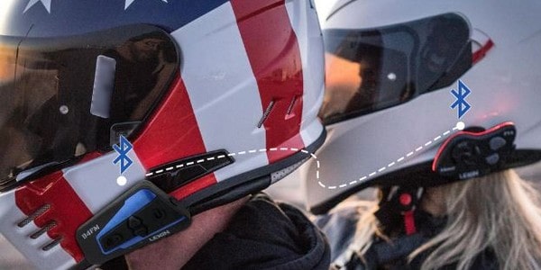 2 Motorradfahrer, die mit einem Helm mit Motorradsprechanlage ausgestattet sind