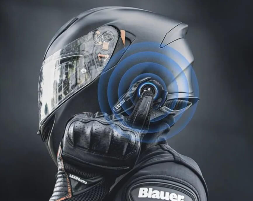 Motard utilisant l'intercom moto Lexin G2P pour communiquer