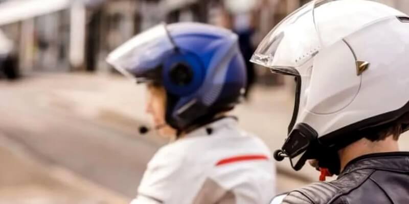 Zwei Motorradfahrer mit Helm und Intercom ausgestattet