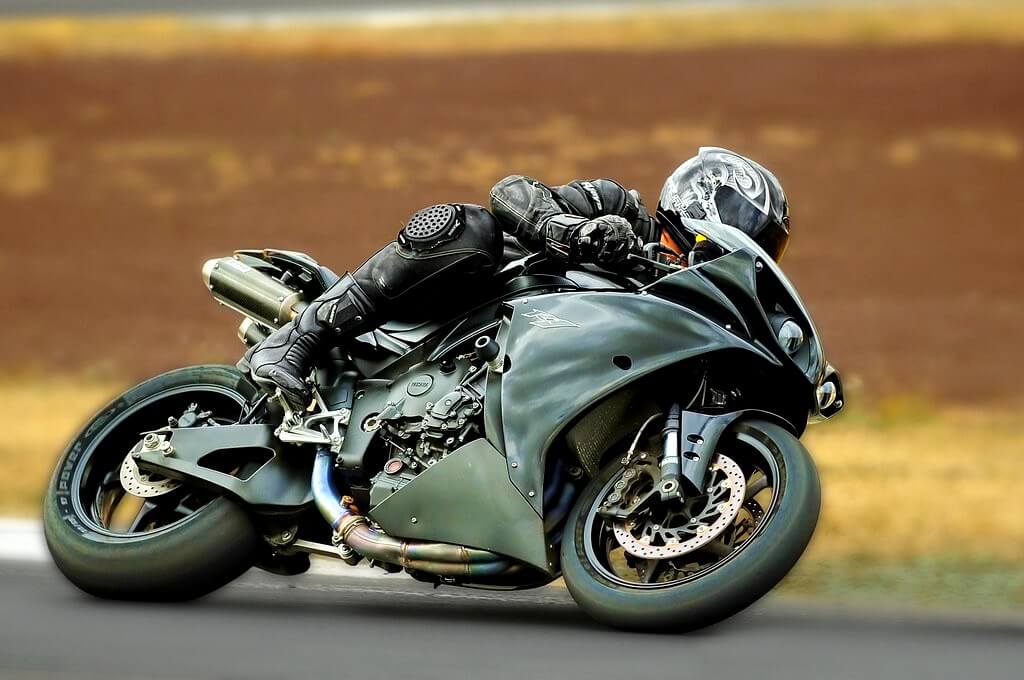 Yamaha R1 Motorrad auf einer Rennstrecke